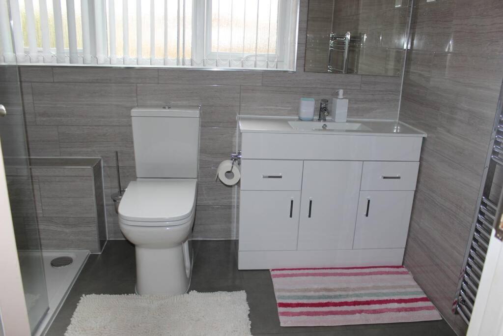 Nicely Decorated 3 Bedroom House Near Heathrow, London 斯坦斯 外观 照片